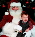 Chết cười ông già Noel “phiên bản lỗi” bên các cháu “phiên bản lệ rơi”