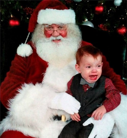 Chết cười ông già Noel “phiên bản lỗi” bên các cháu “phiên bản lệ rơi”