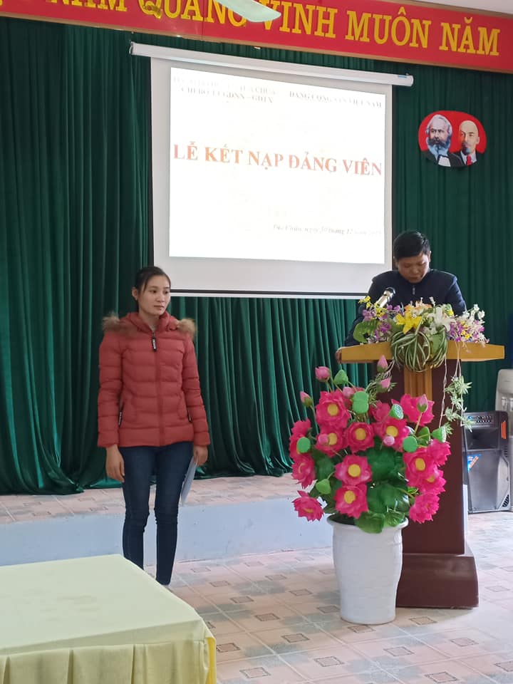 Vào hồi 14h, ngày 30/12/2019 Chi bộ Trung tâm GDNN – GDTX huyện Tủa Chùa đã tiến hành làm lễ kết nạp Đảng viên mới cho đồng chí Nguyễn Thị Qúy. Tham dự buổi lễ kết nạp có mặt đầy đủ các đồng chí đảng viên trong Chi bộ.